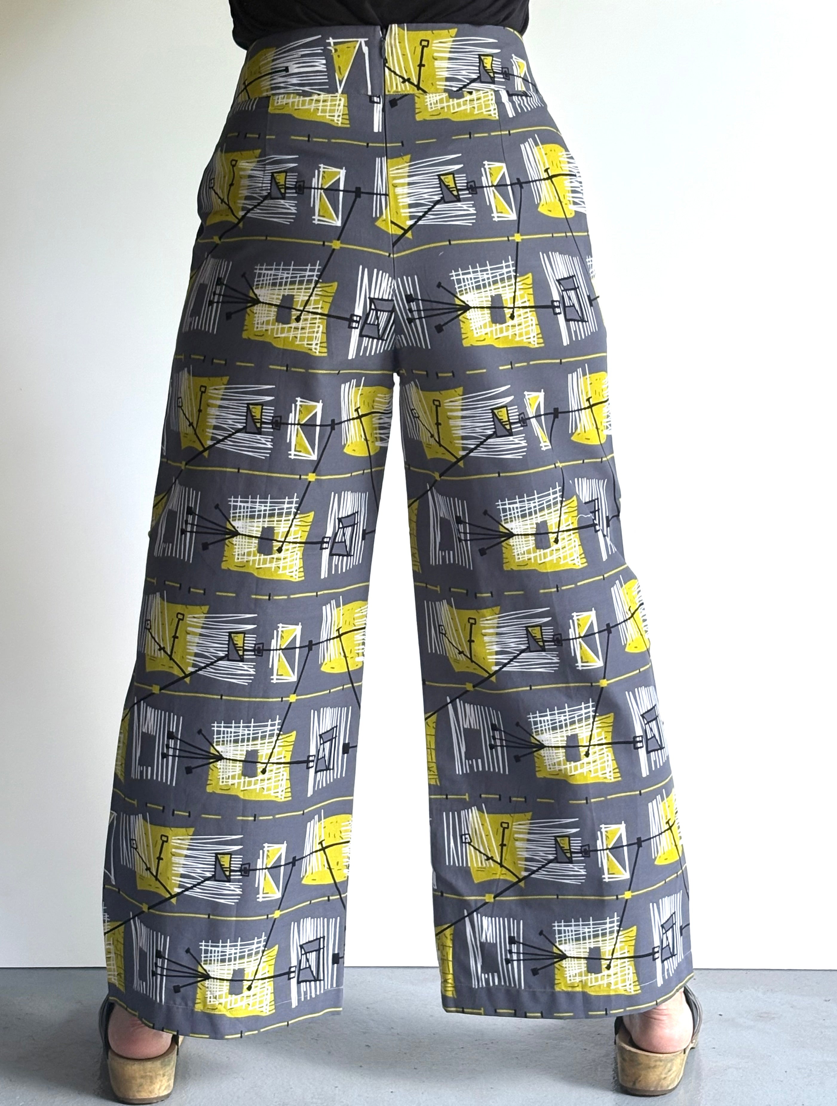 Urban Geometry – High-Waisted Wide-Leg Pants